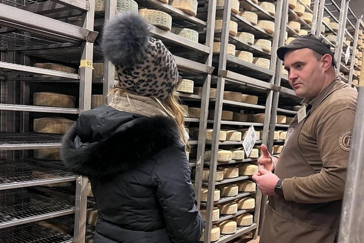 moteris kepykloje laiko paukštį ant nugaros