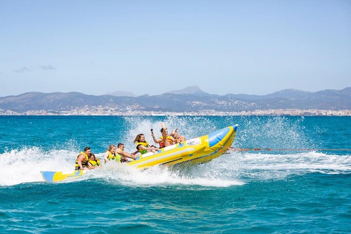 um grupo de pessoas andando em um barco banana na água