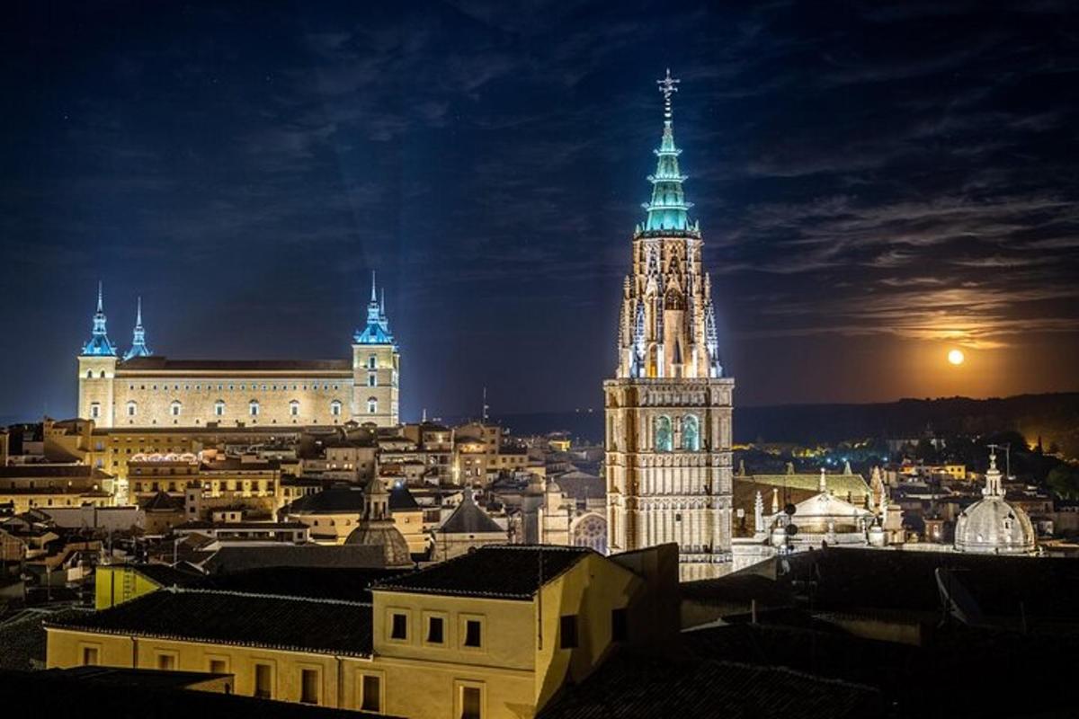 Una gran torre de reloj en una ciudad por la noche