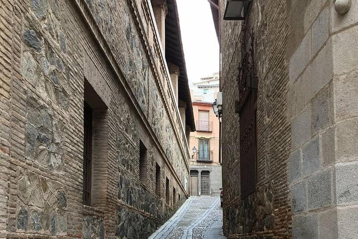 Un callejón en un edificio de ladrillo con un arco.