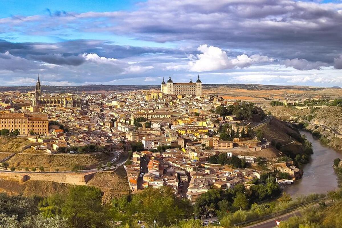 una vista aerea di una città con un fiume