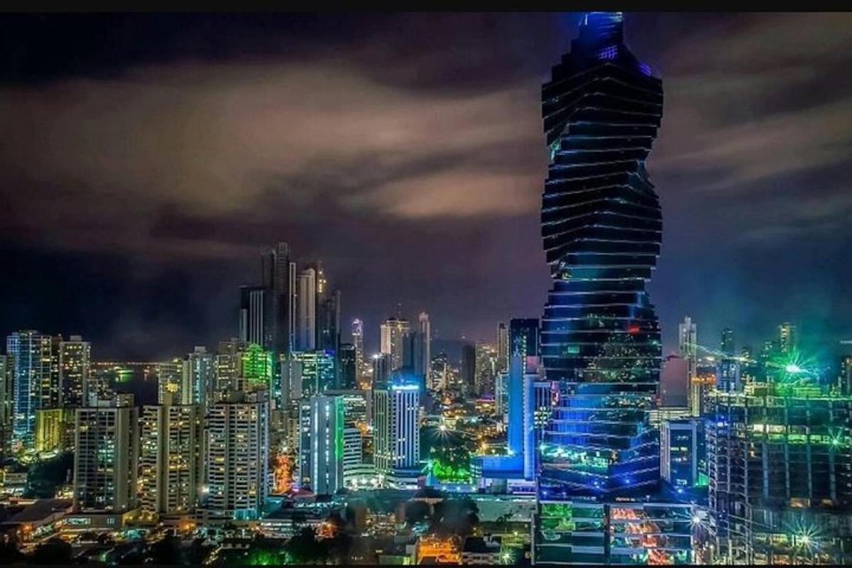 panorama města v noci s vysokou budovou
