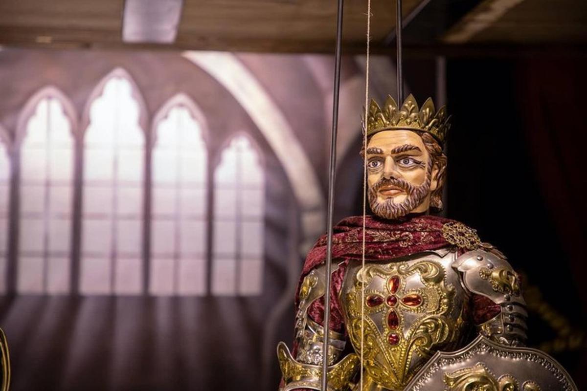 una statua di un dio con una corona in testa
