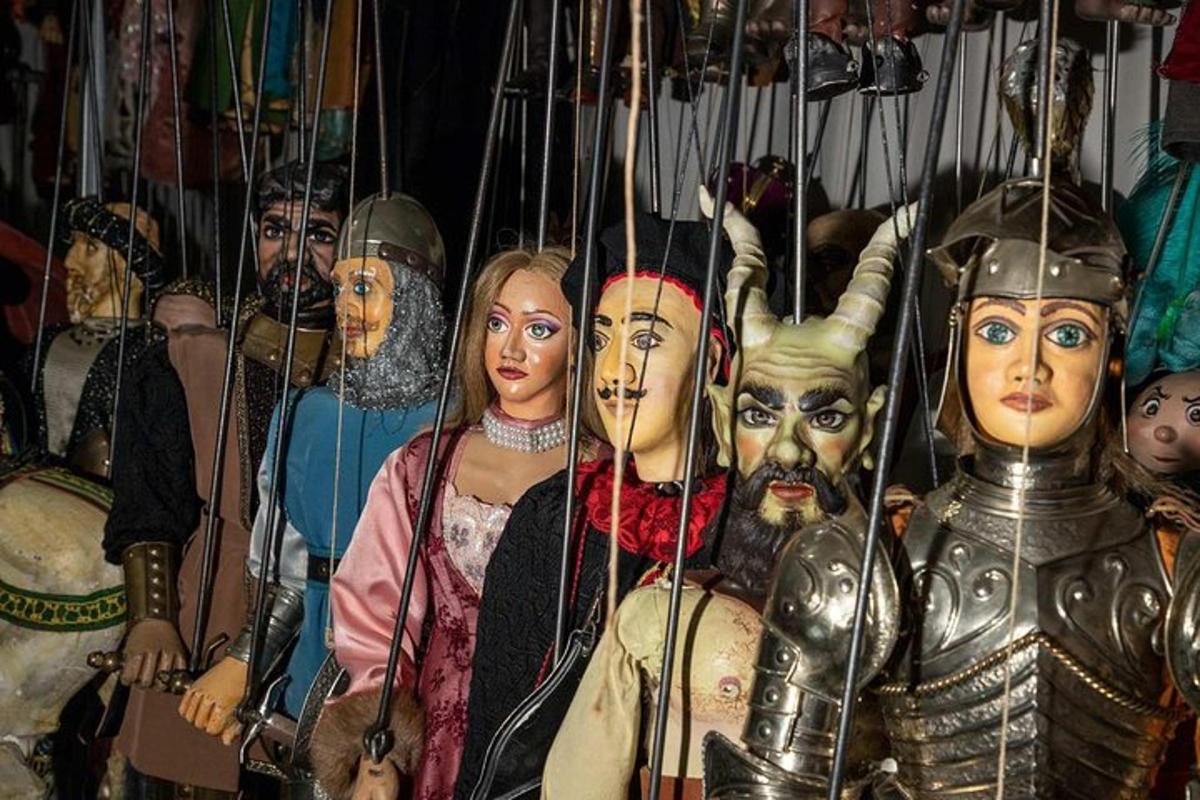 un gruppo di statuette di persone in armatura