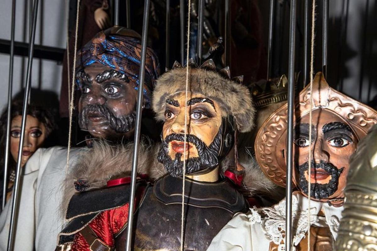 un gruppo di persone vestite in costume in una gabbia