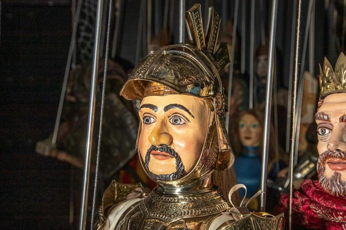 uma estátua de um homem com uma máscara no rosto