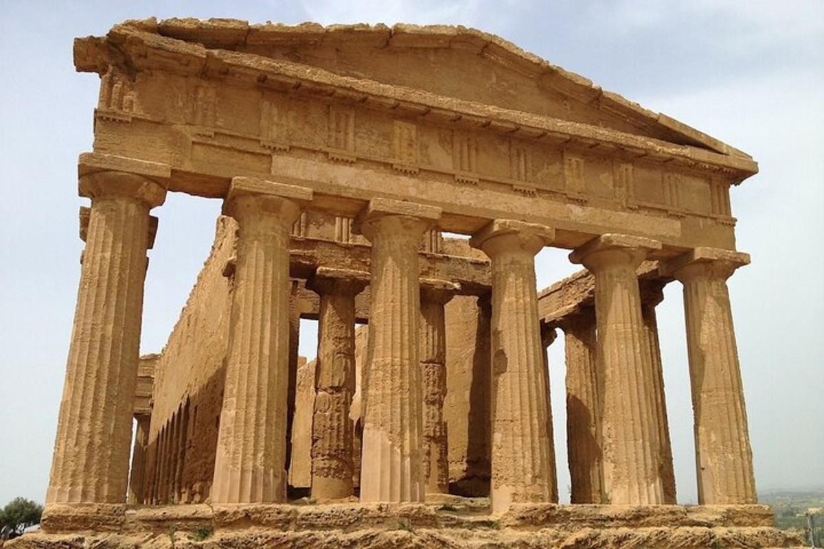 um edifício antigo com colunas em uma colina