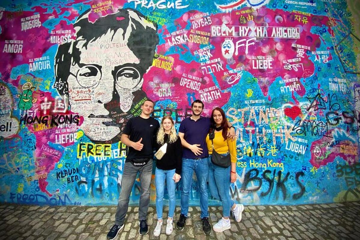 grupp inimesi seisab grafitiga kaetud seina ees