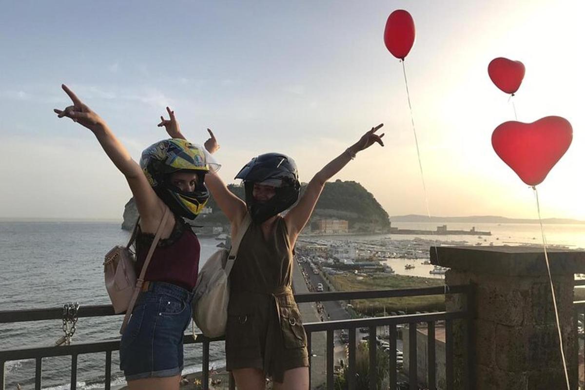 dua gadis mengangkat tangan mereka ke udara sambil memegang balon merah