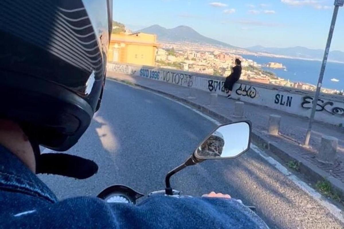 seseorang mengendarai sepeda motor dengan kaca spion samping