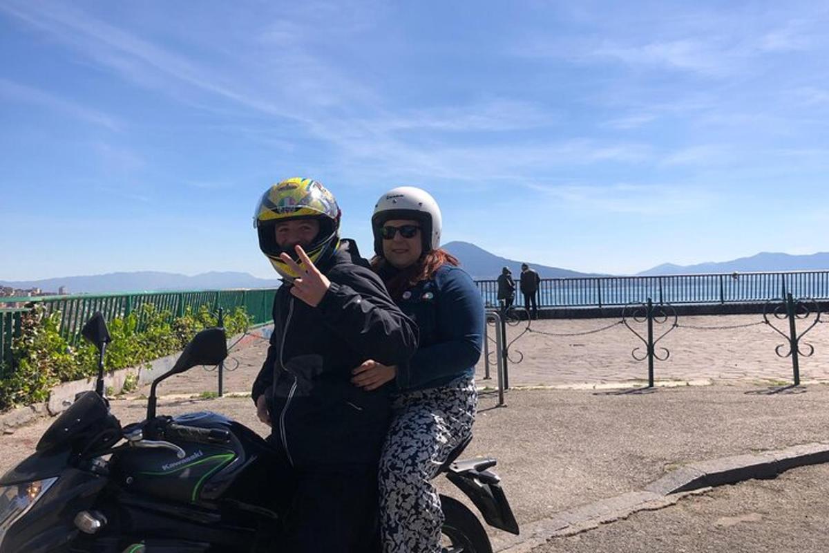 dua orang berdiri di samping sepeda motor