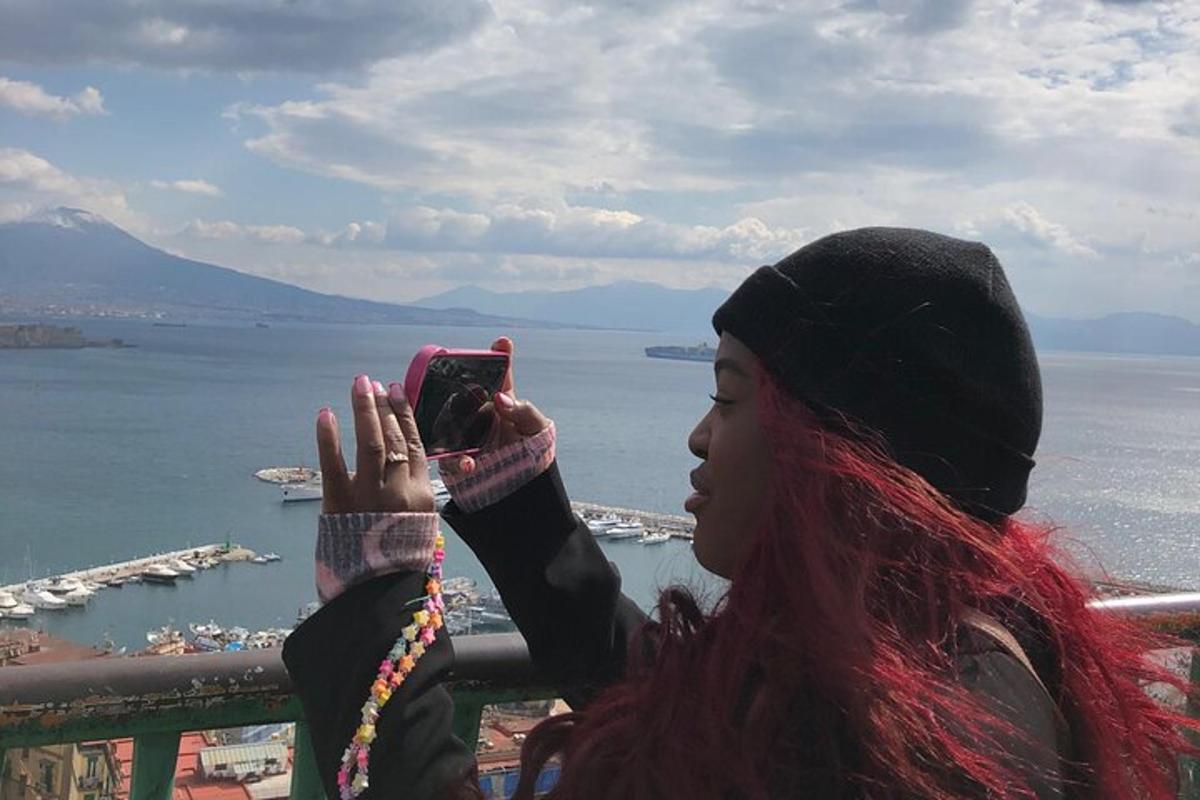 seorang wanita mengambil gambar air dengan ponselnya