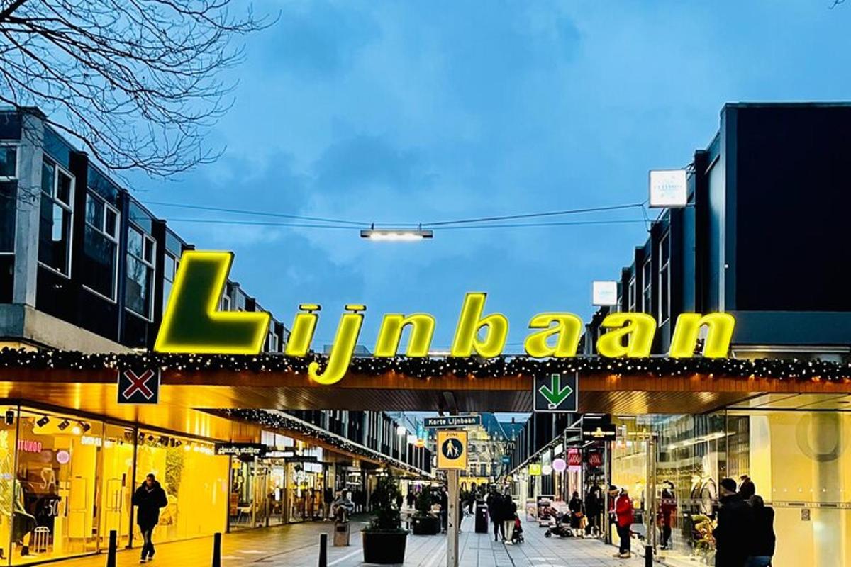 neonový nápis s nápisem lilianamn nad ulicí