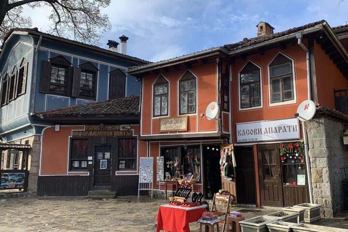 skupina budov se stolem před nimi