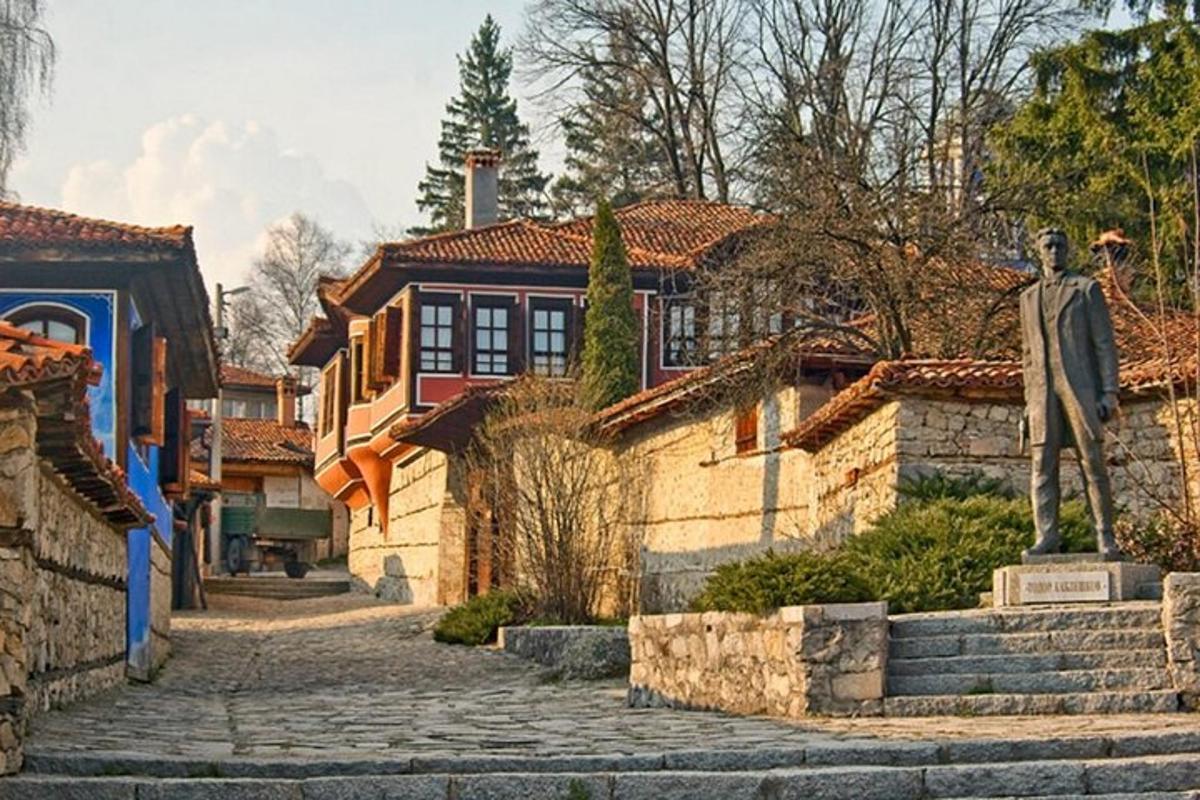 socha muže stojícího na kamenné ulici