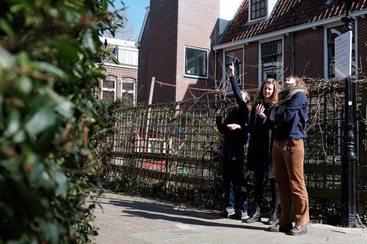 Un grupo de personas de pie frente a una valla