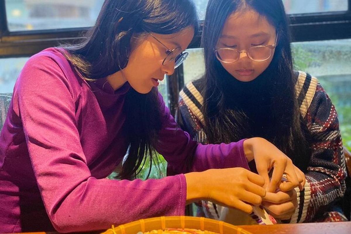 duas meninas sentadas à mesa olhando para algo