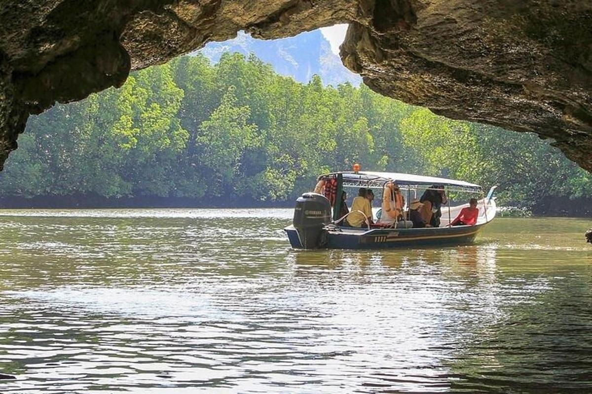 un gruppo di persone su una barca in acqua