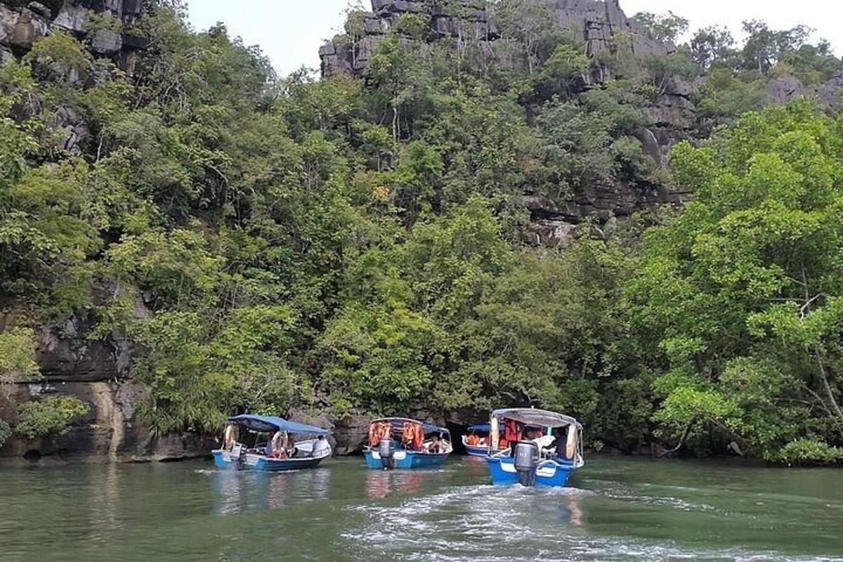 tre barche in acqua su un fiume