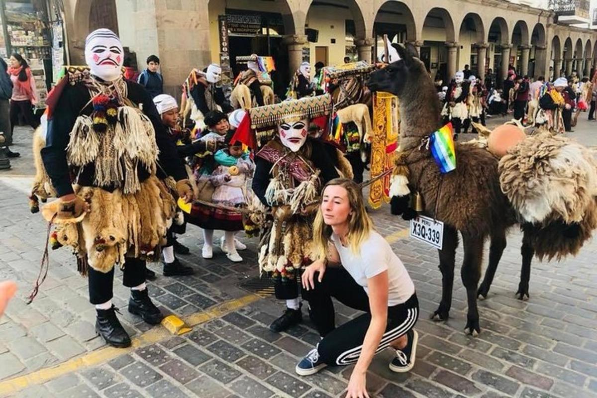 مجموعة من الناس يرتدون أزياء مع الجمال