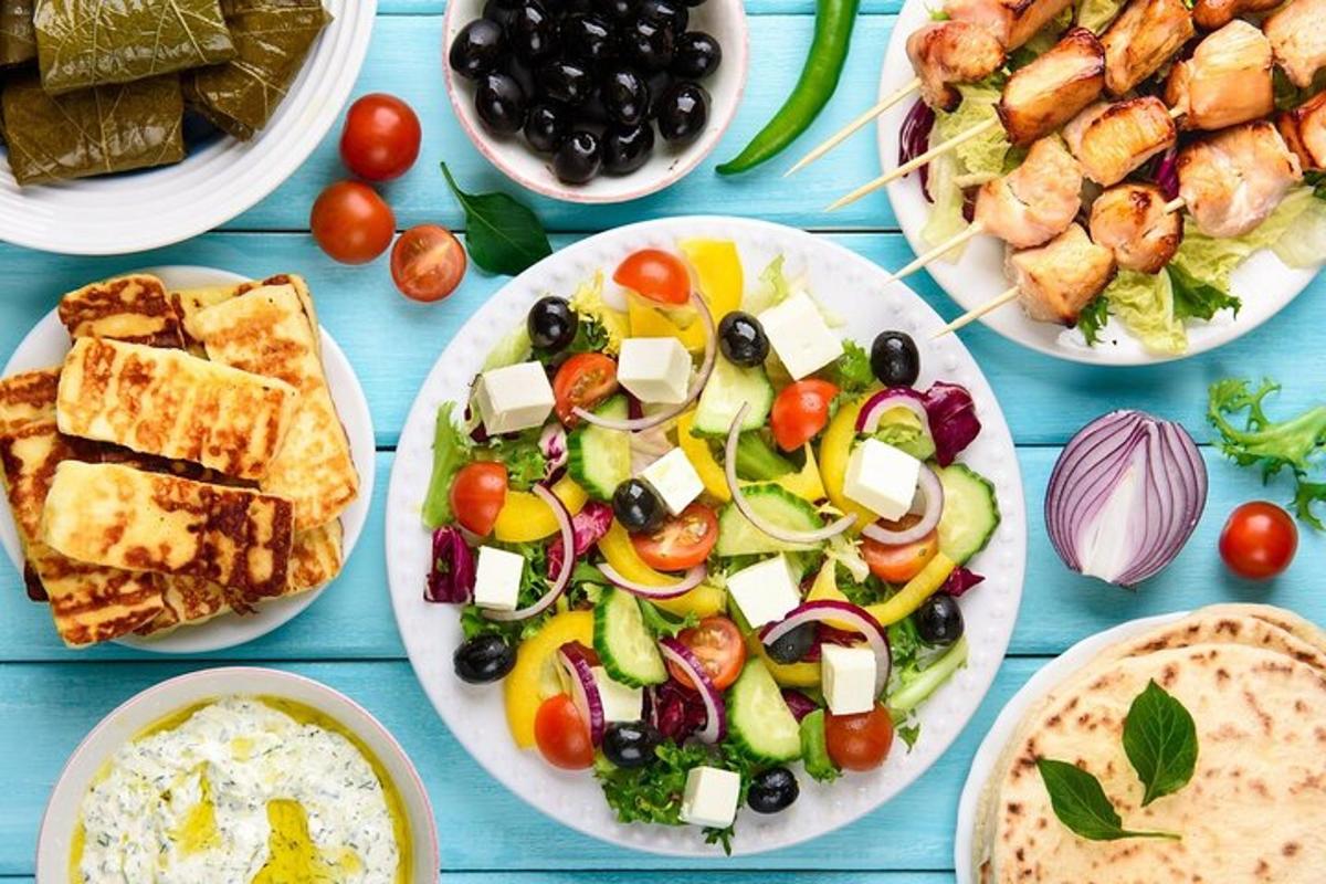 meja berwarna biru di atasnya dengan pinggan makanan dan salad