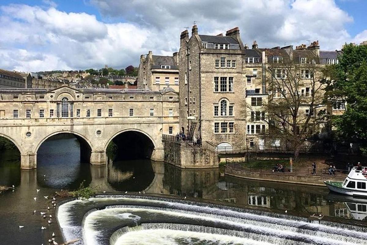 un puente sobre un río frente a un edificio