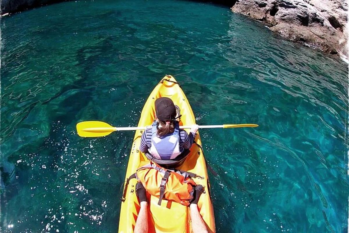 una persona en un kayak amarillo en el agua