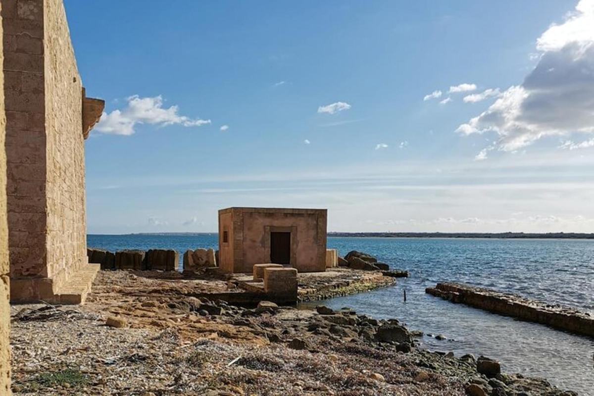 un edificio sulla riva di uno specchio d'acqua
