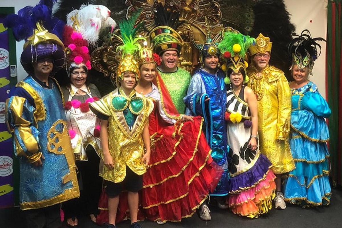 een groep mensen gekleed in kostuums die poseren voor een foto