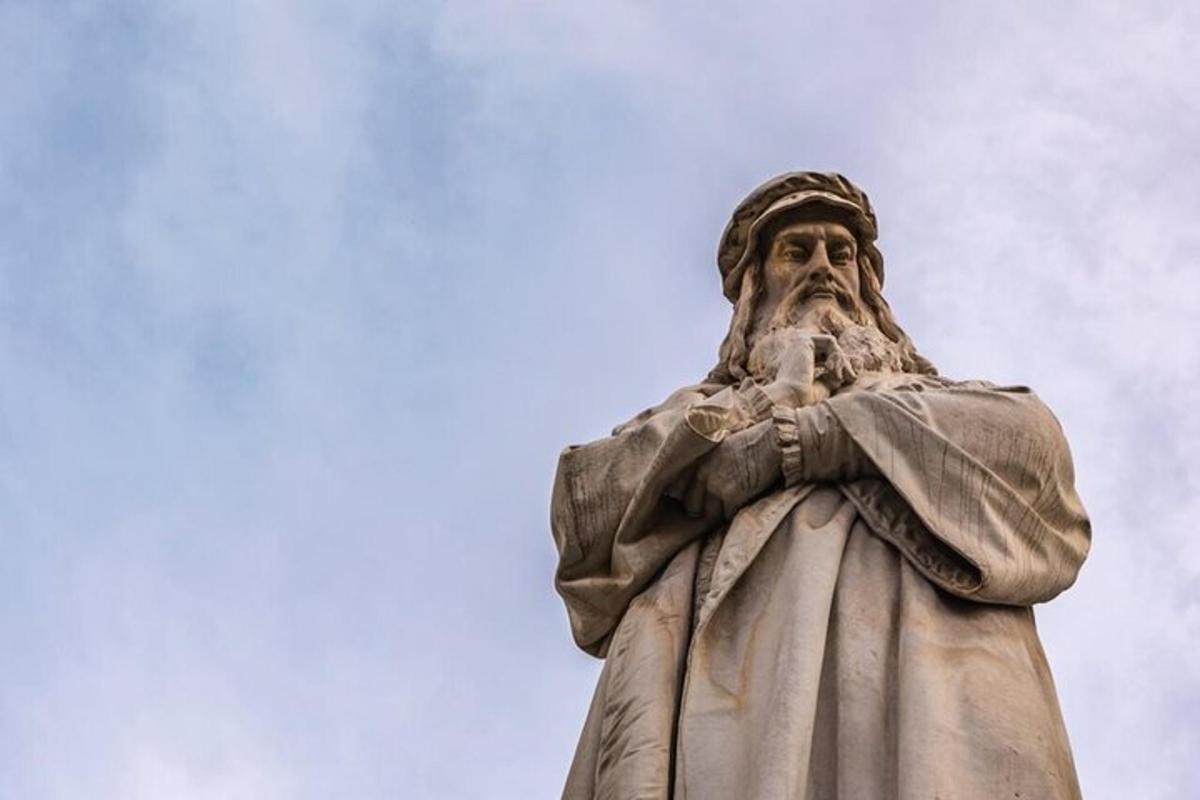una estàtua d'un home amb barba