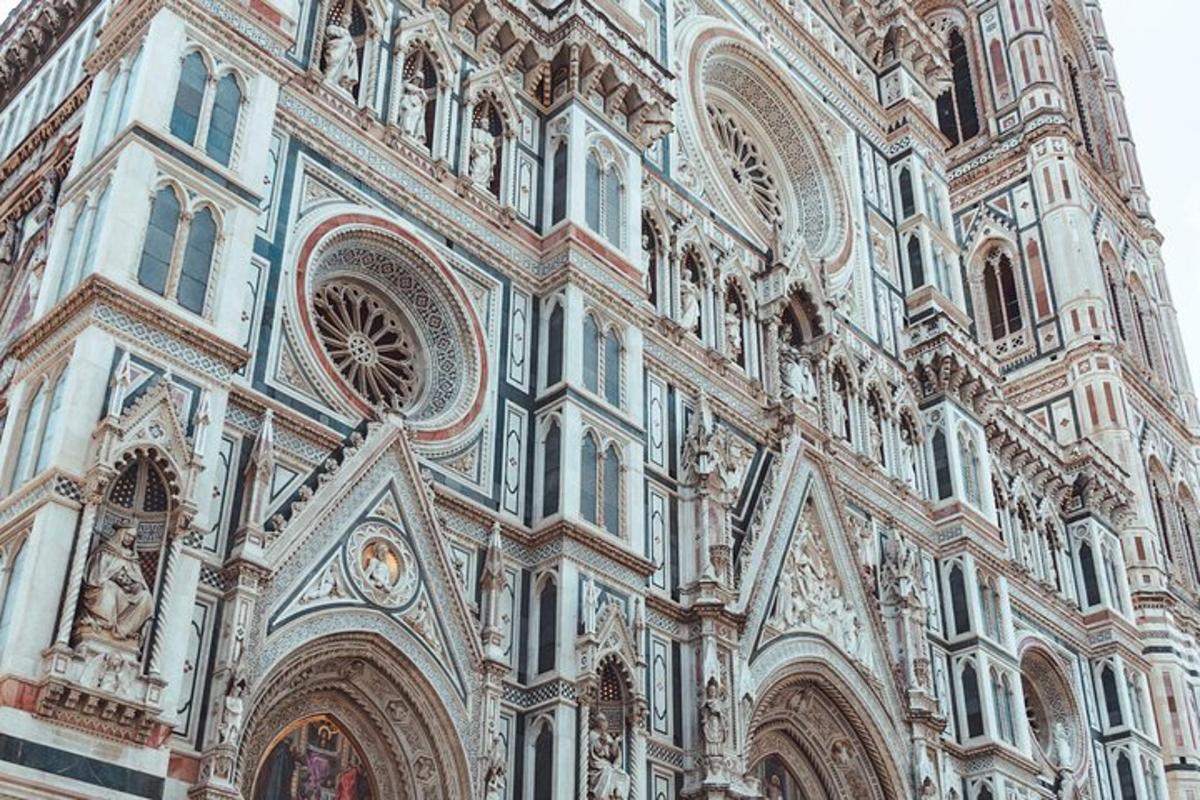 un grande edificio con molte finestre