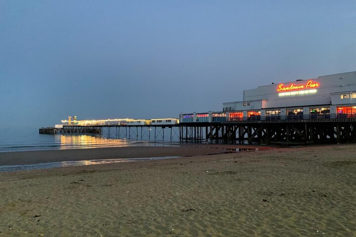 un muelle con un restaurante en la playa