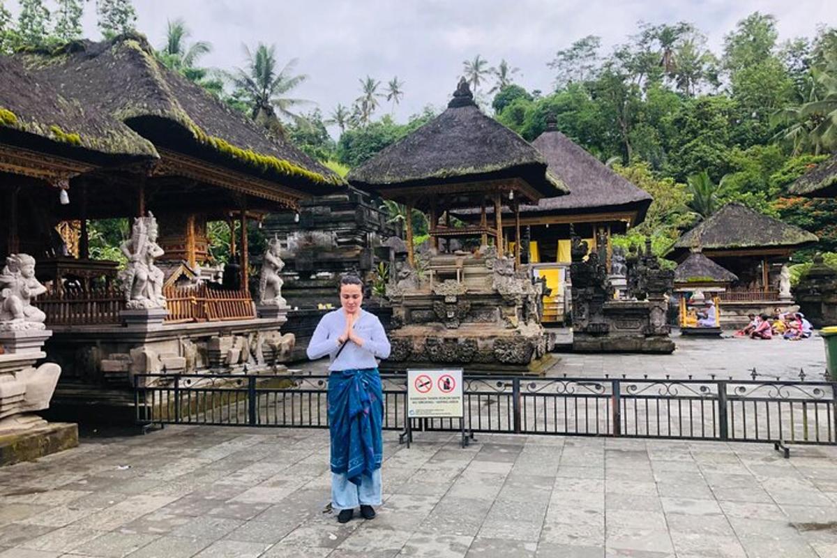 un homme debout devant un temple