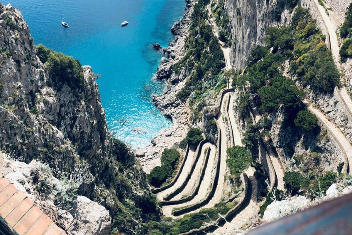 una vista aerea di una montagna con l'oceano