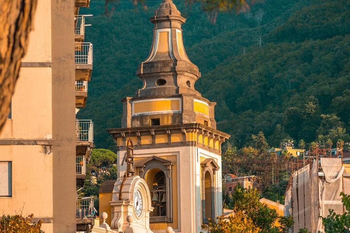 una torre dell'orologio nel mezzo di una città