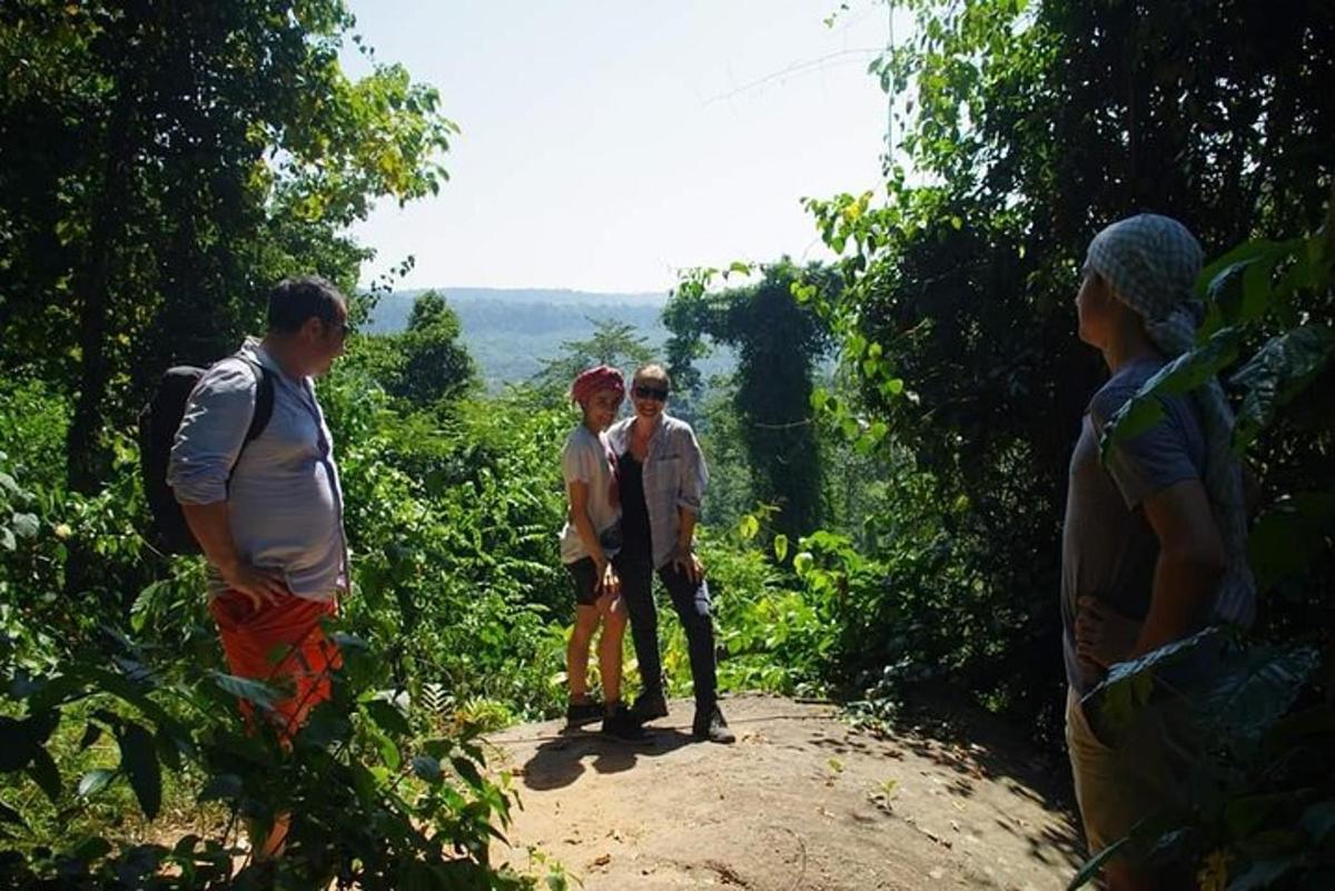 un gruppo di persone in piedi su un sentiero sterrato