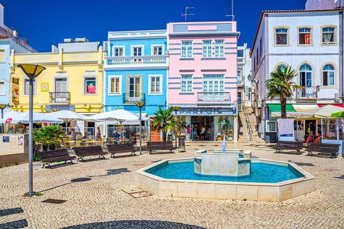 una piazza cittadina con una fontana di fronte agli edifici
