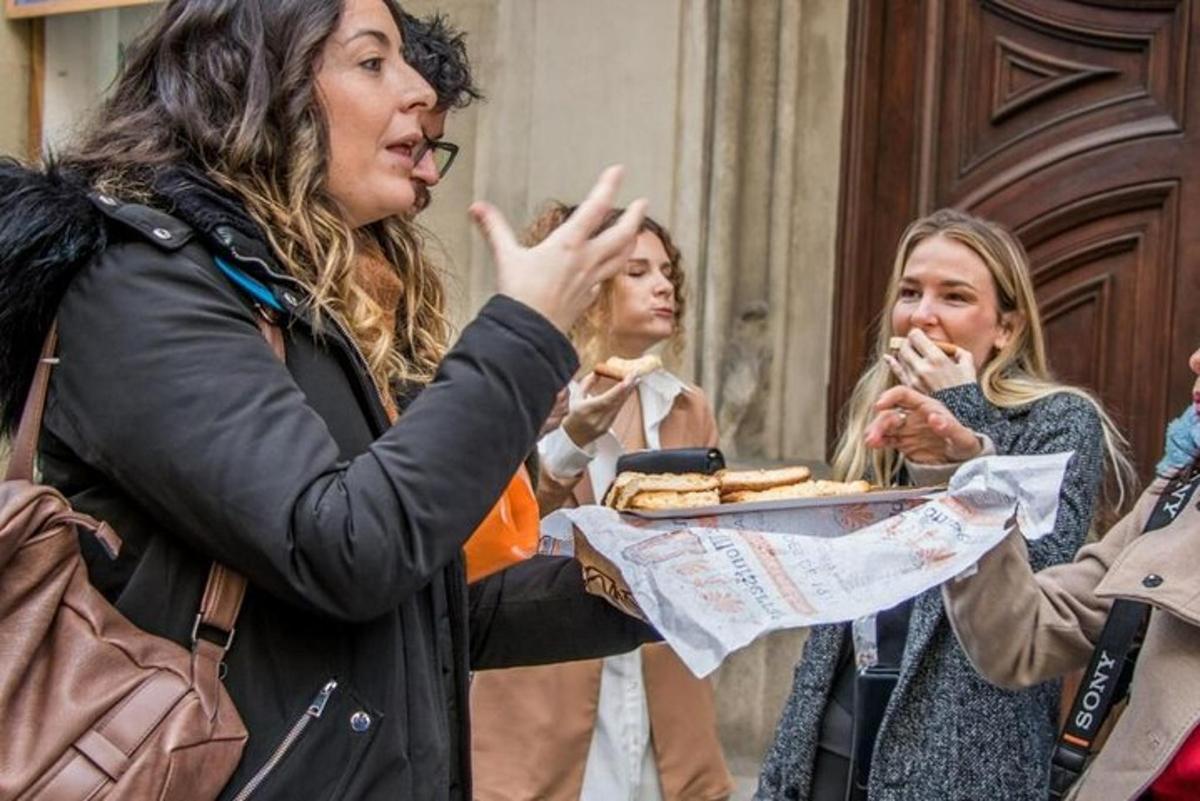 seorang wanita sedang memegang dulang makanan