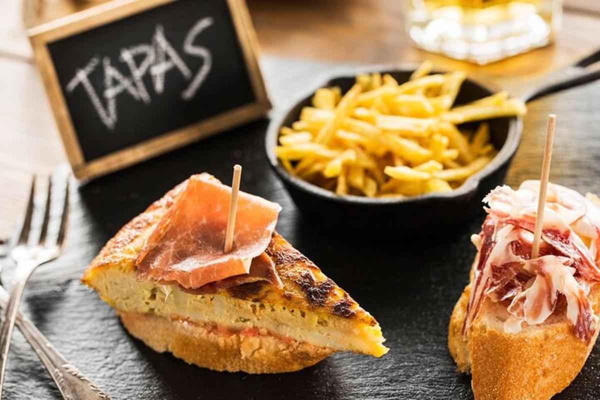 um prato de comida com um sanduíche e uma tigela de batatas fritas