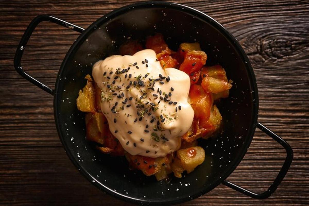 Un tazón de comida con un huevo escalfado encima