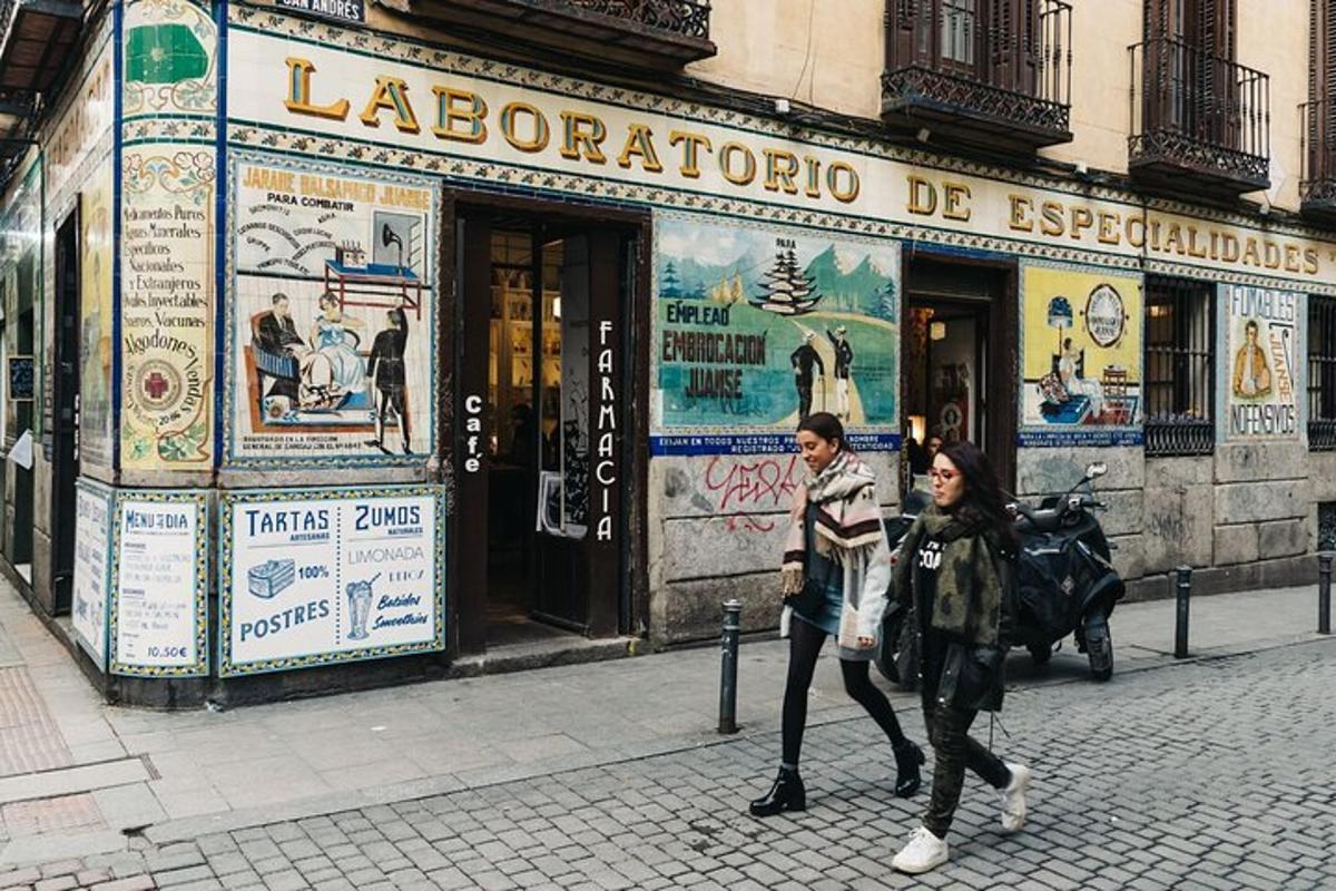 Un hombre y una mujer caminando frente a una tienda