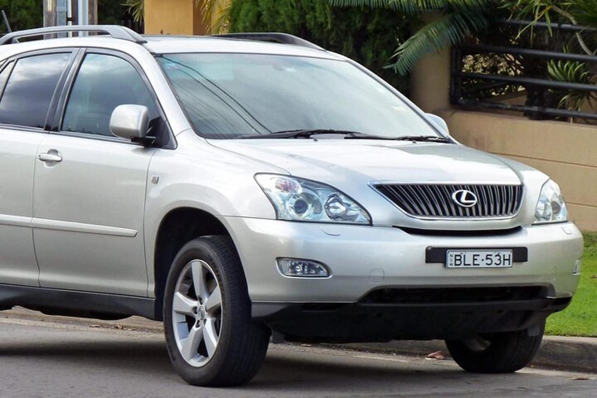 sebuah lexus suv putih diletakkan di jalan