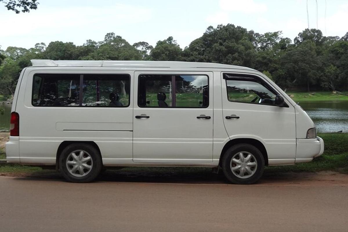 sebuah van putih diletakkan di tepi jalan