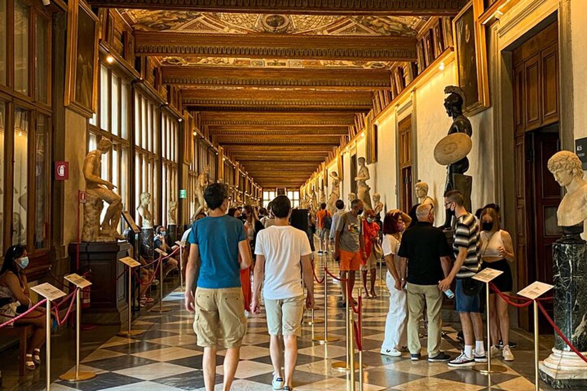 um grupo de pessoas olhando arte em um museu