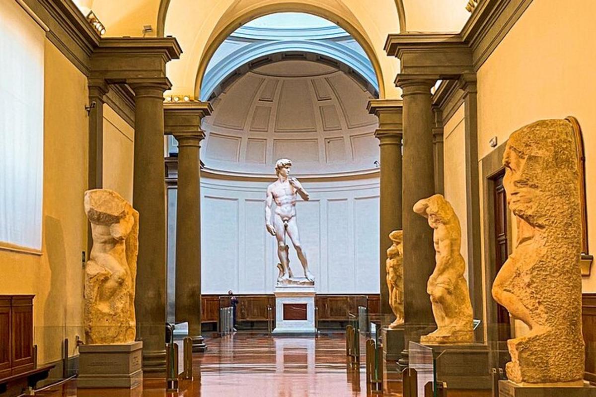 muzeum se sochou uprostřed místnosti