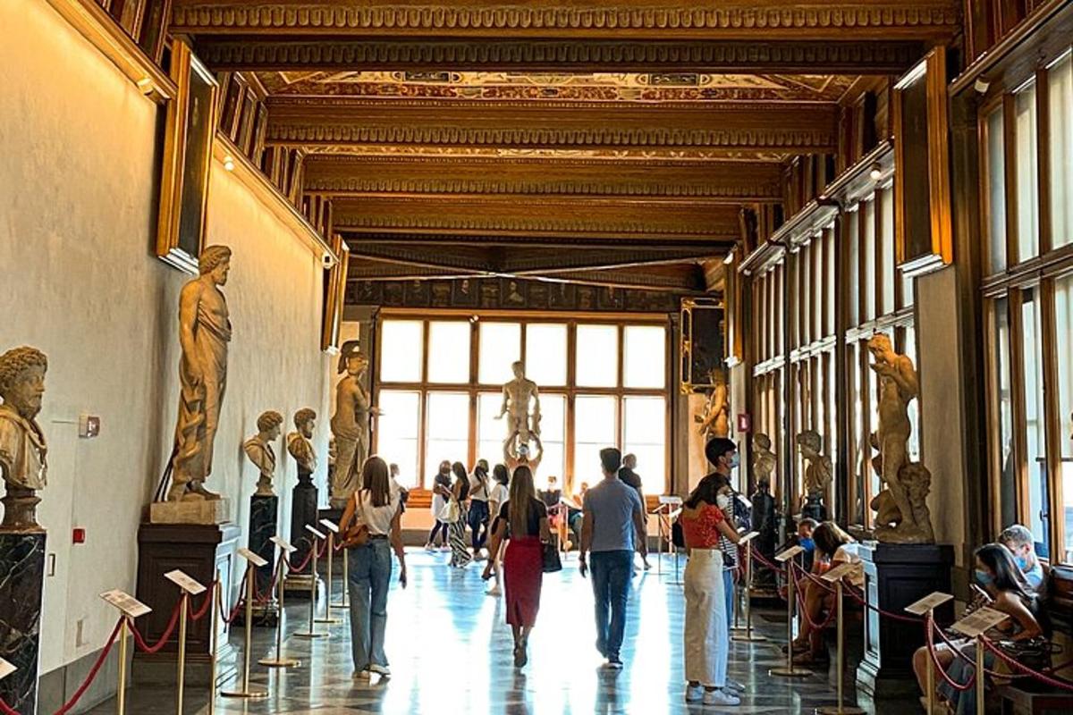 um grupo de pessoas caminhando por um museu de arte