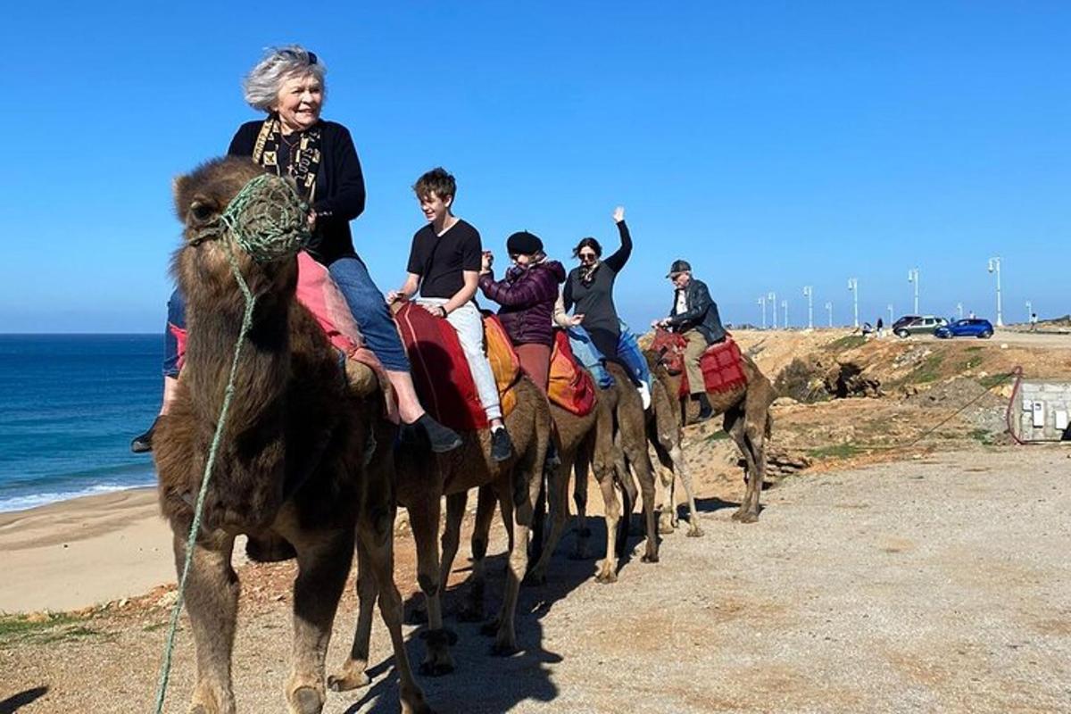 um grupo de crianças andando a cavalo na praia