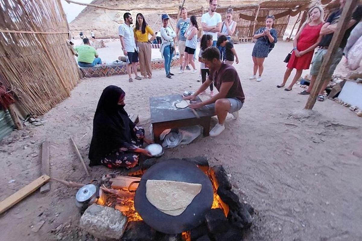 مجموعة من الأشخاص يجلسون حول نار المخيم