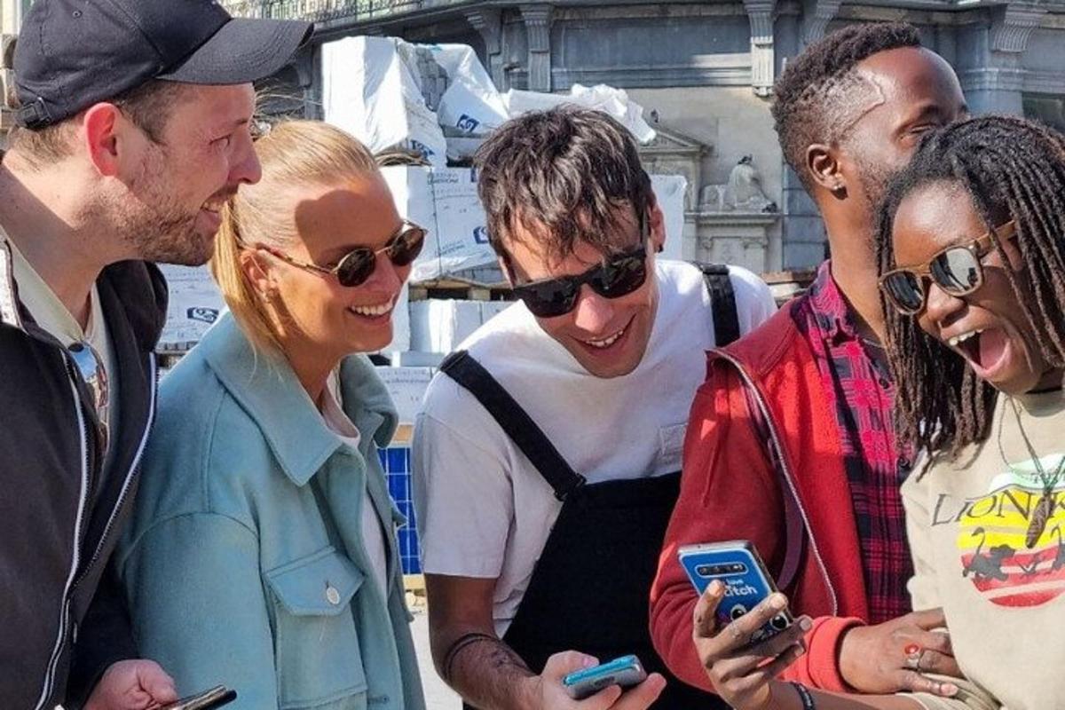 skupina ljudi, ki gledajo v svoje mobilne telefone