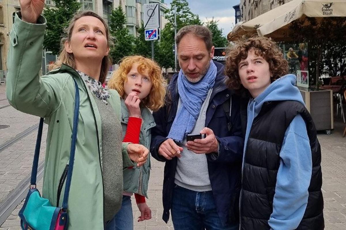 un gruppo di persone in piedi su una strada
